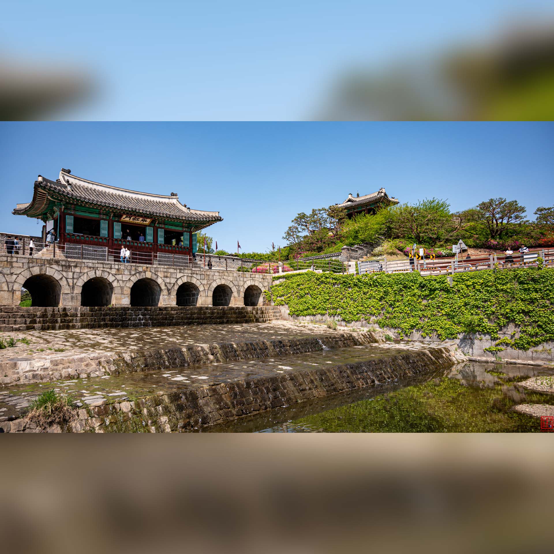 Porte fortifiée et remparts traditionnels de la forteresse de Suwon