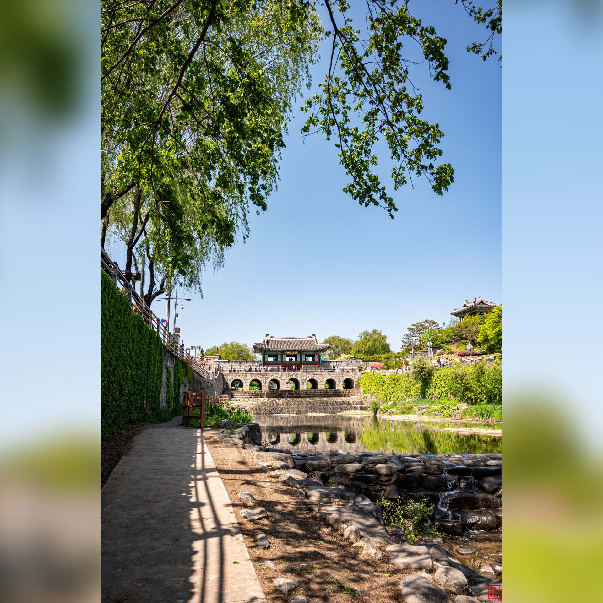Allée le long des fortifications en pierre de la ville historique de Suwon