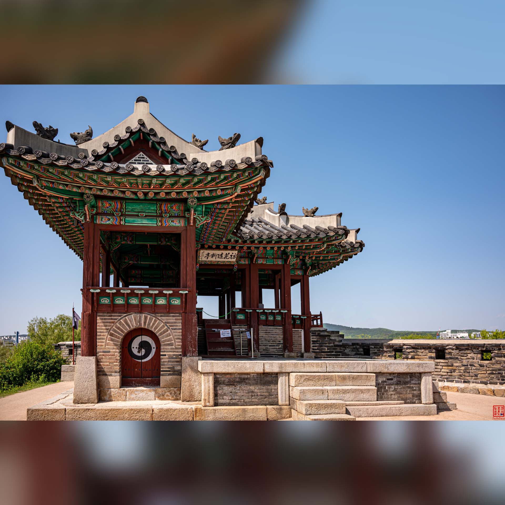 Pavillon de garde traditionnel juché sur les remparts de la forteresse de Suwon