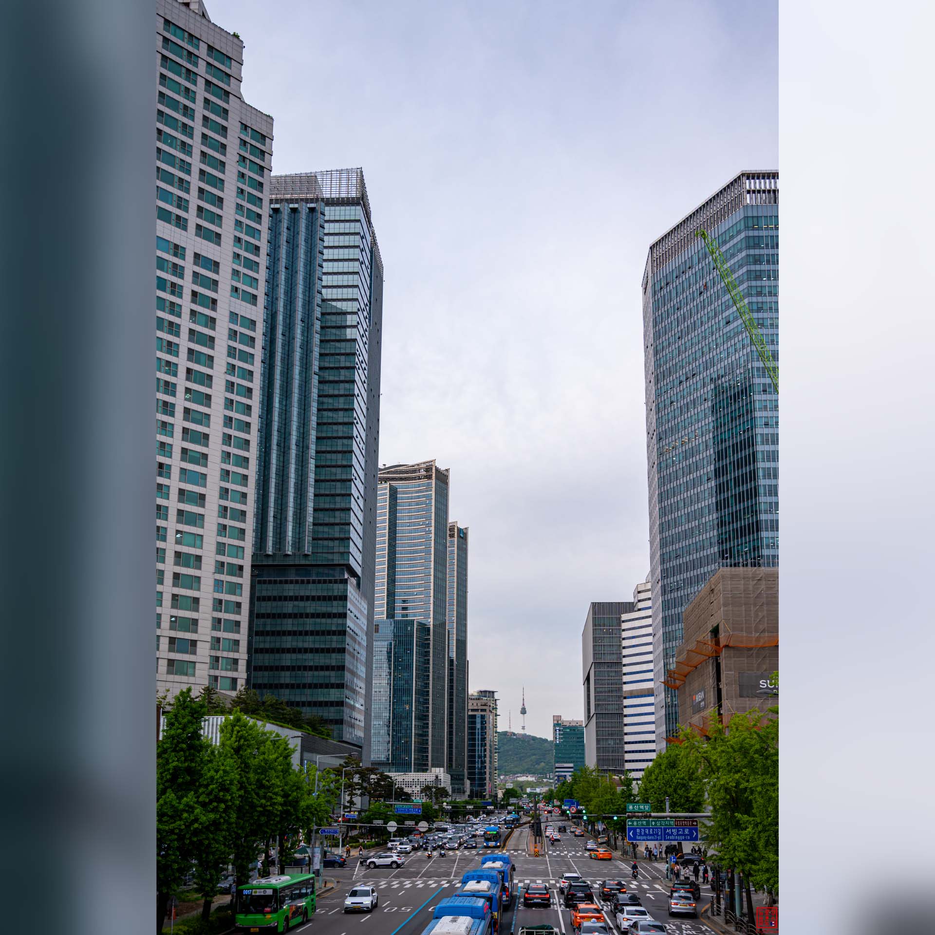 Alignement d'immeubles de grande hauteur le long d'une avenue à Séoul