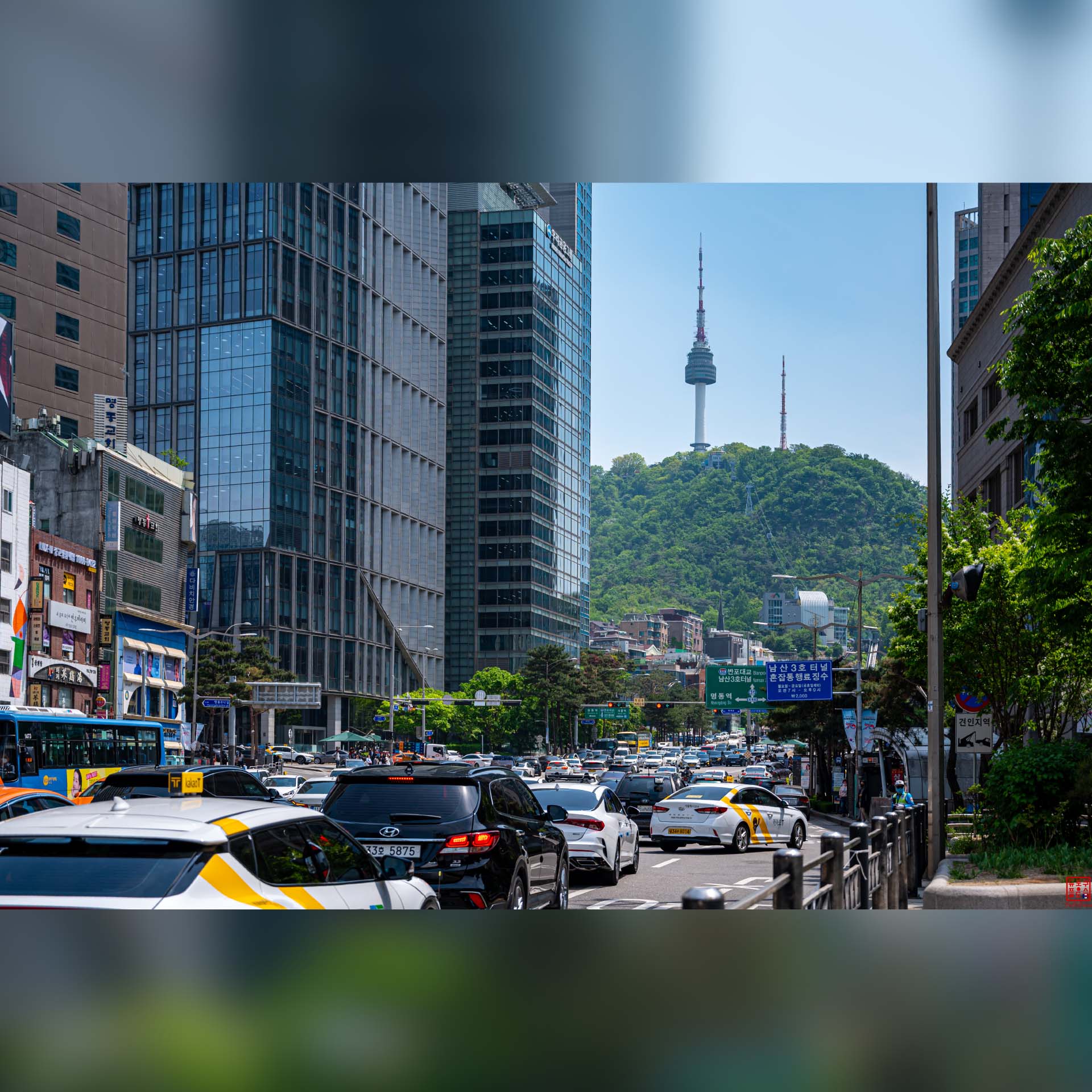 Vue urbaine avec la N Seoul Tower visible sur les hauteurs verdoyantes de la ville