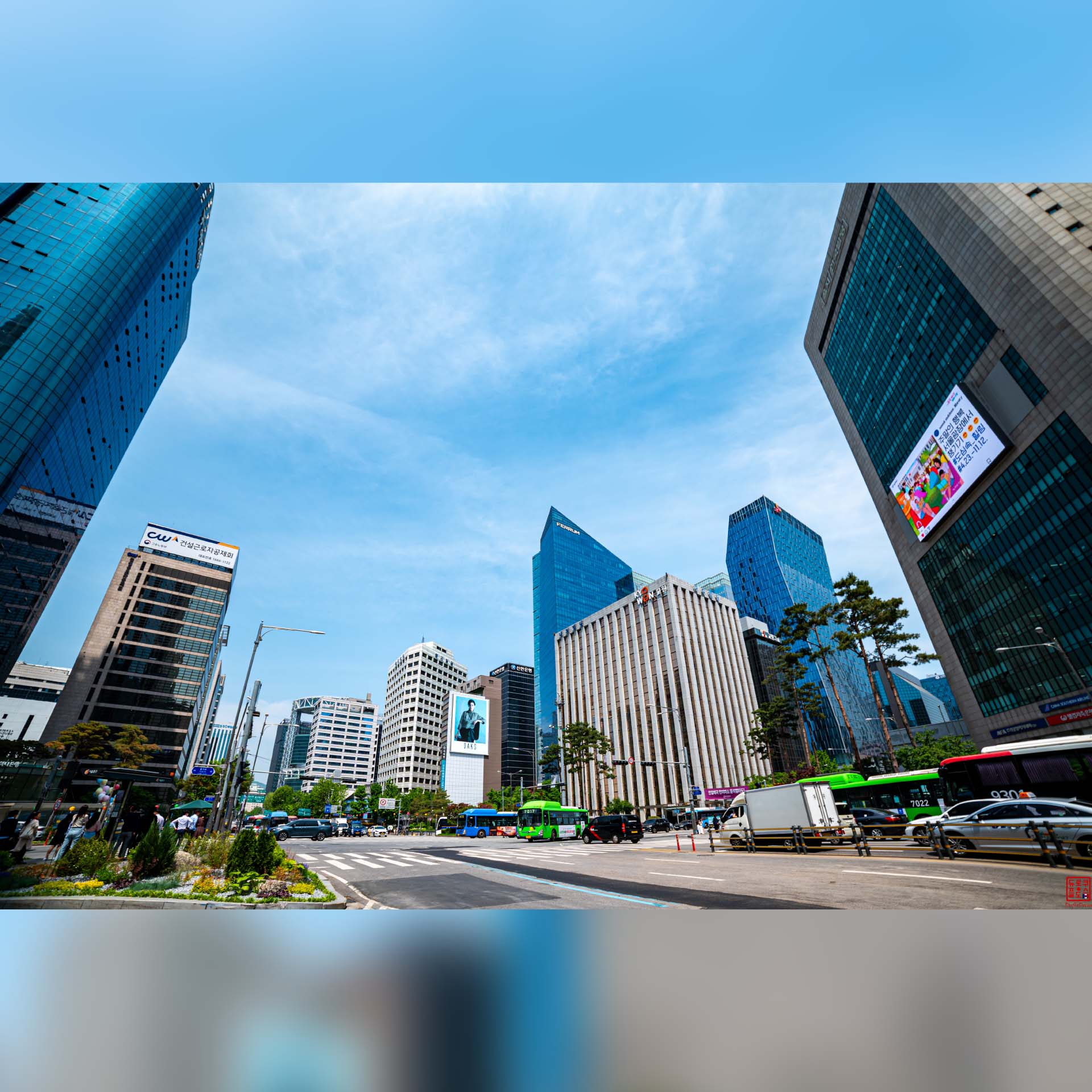 Vue panoramique sur les gratte-ciels et les quartiers de Séoul sous un ciel nuageux