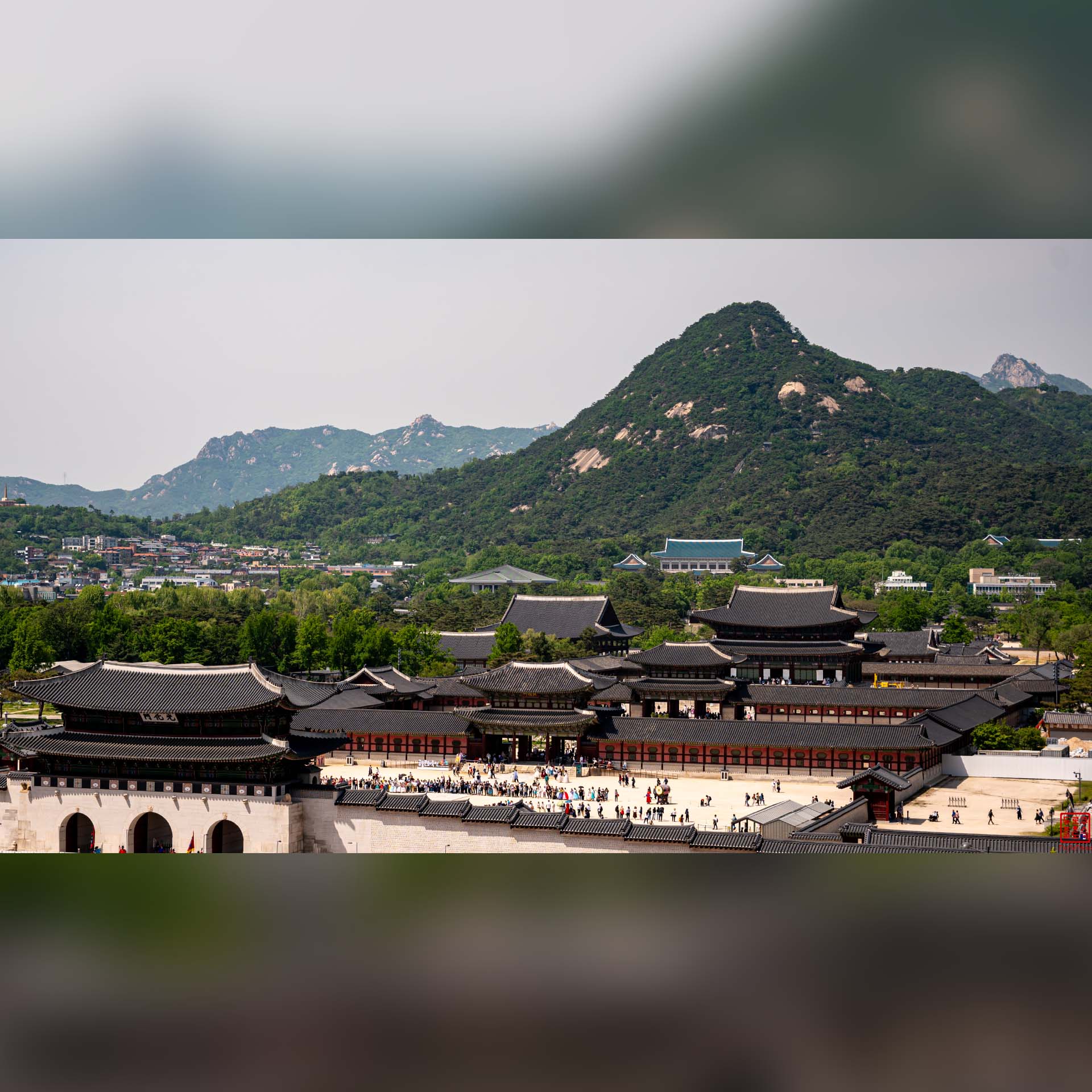 Toitures traditionnelles de palais avec les montagnes de Séoul en arrière-plan