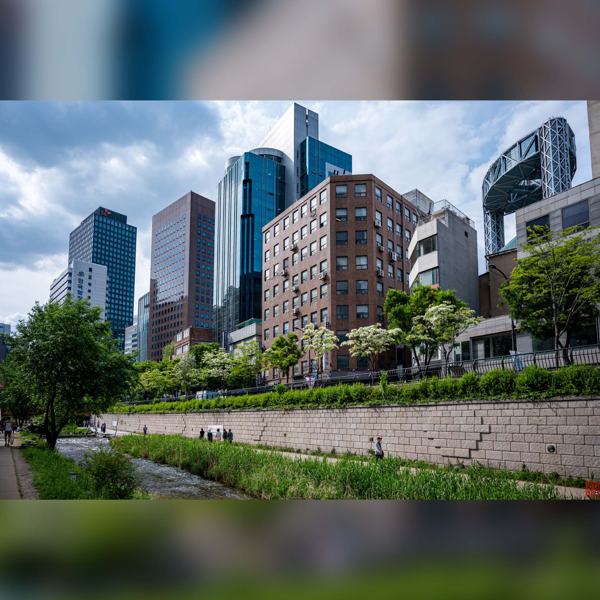 Gratte-ciels modernes surplombant un parc linéaire verdoyant à Séoul