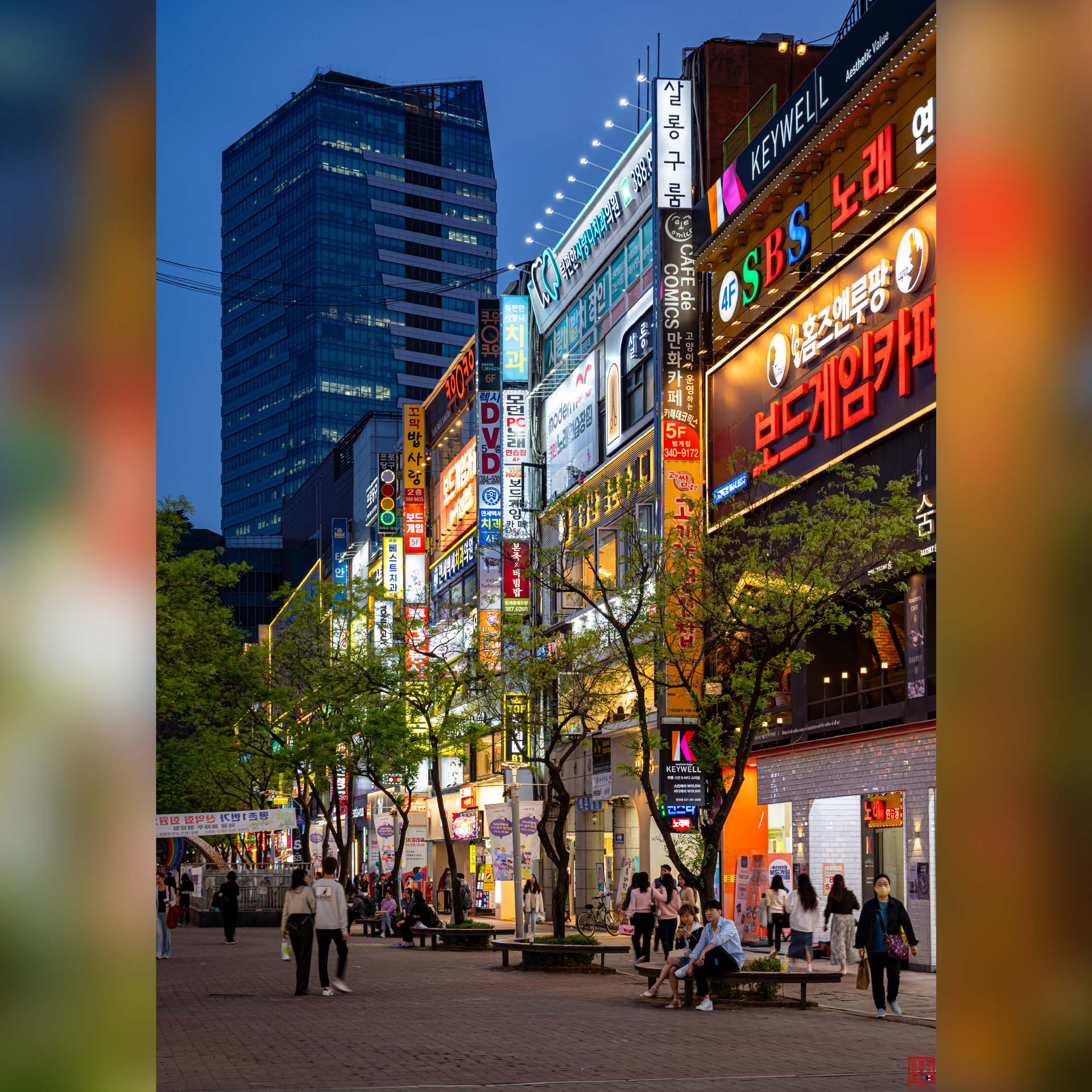 Rue commerçante de Suwon animée et illuminée à la tombée de la nuit