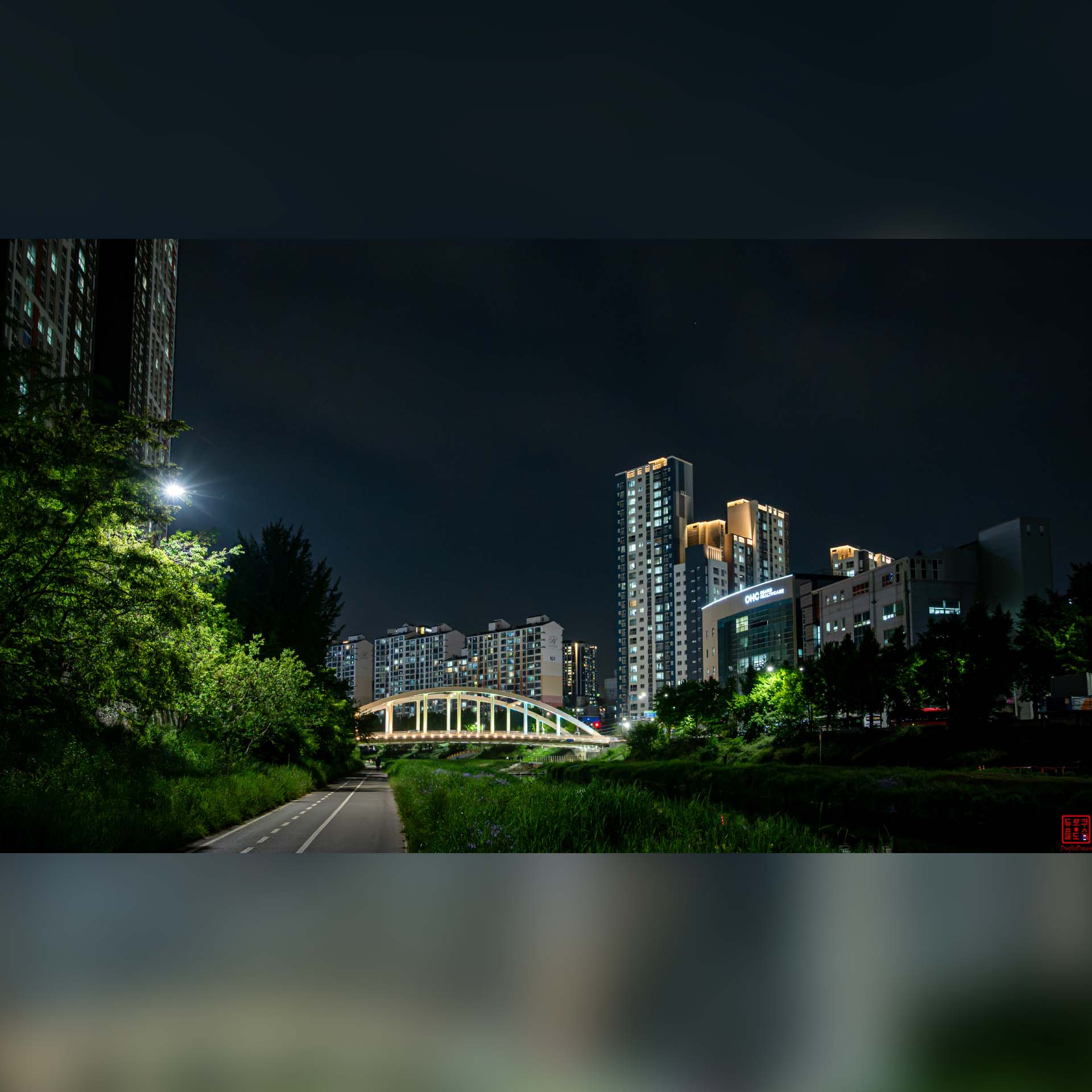 Ambiance nocturne et lumières de la ville de Suwon